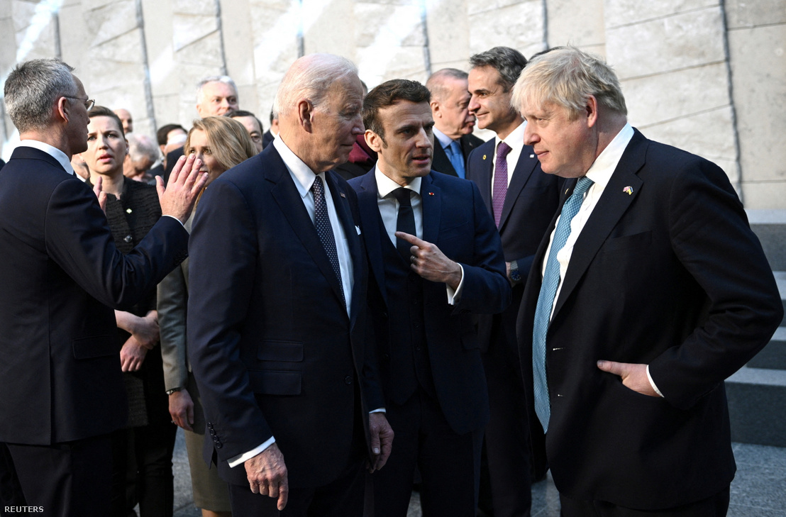 Nagy-Britannia miniszterelnöke, Boris Johnson, Emmanuel Macron francia és Joe Biden amerikai elnök beszélget a NATO brüsszeli főhadiszállásán 2022. március 24-én