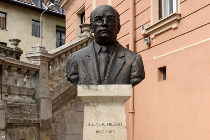 Sulyok Dezső mellszobra a Pálos téren. A szobor Marton László (1925–2008) Kossuth-díjas szobrászművész 2002-ben készült alkotása