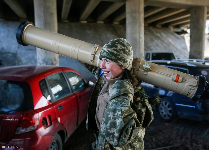Egy ukrán női katona a kijevi régióban Ukrajnában 2022. március 20-án