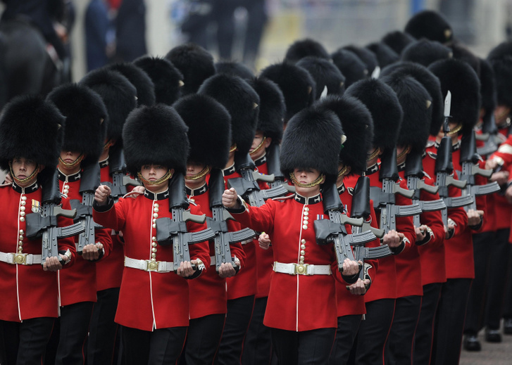 A Queen's Guard az Egyesült Királyság hivatalos királyi rezidenciáinak őrzésével megbízott gyalogos és lovas katonák