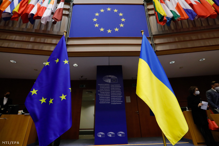 Az Európai Unió és Ukrajna zászlaja az Európai Parlament (EP) üléstermében az EP rendkívüli plenáris ülése előtt Brüsszelben 2022. március 1-jén