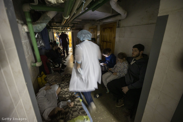 A háború miatt a szülészetek is a föld alá kényszerültek Kijevben