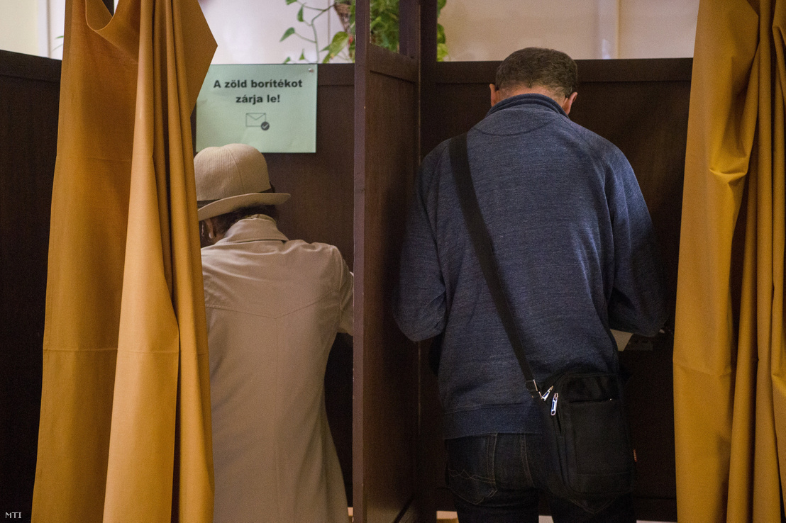 Szavazók az önkormányzati választáson a zuglói Örökzöld Óvodában kialakított szavazókörben 2019. október 13-án