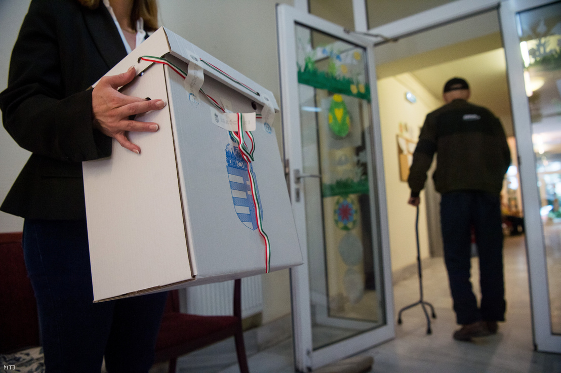 A szavazatszámláló bizottság munkatársa mozgóurnát tart a kezében az európai parlamenti választáson a főváros VII. kerületében egy idősek otthonában 2019. május 26-án