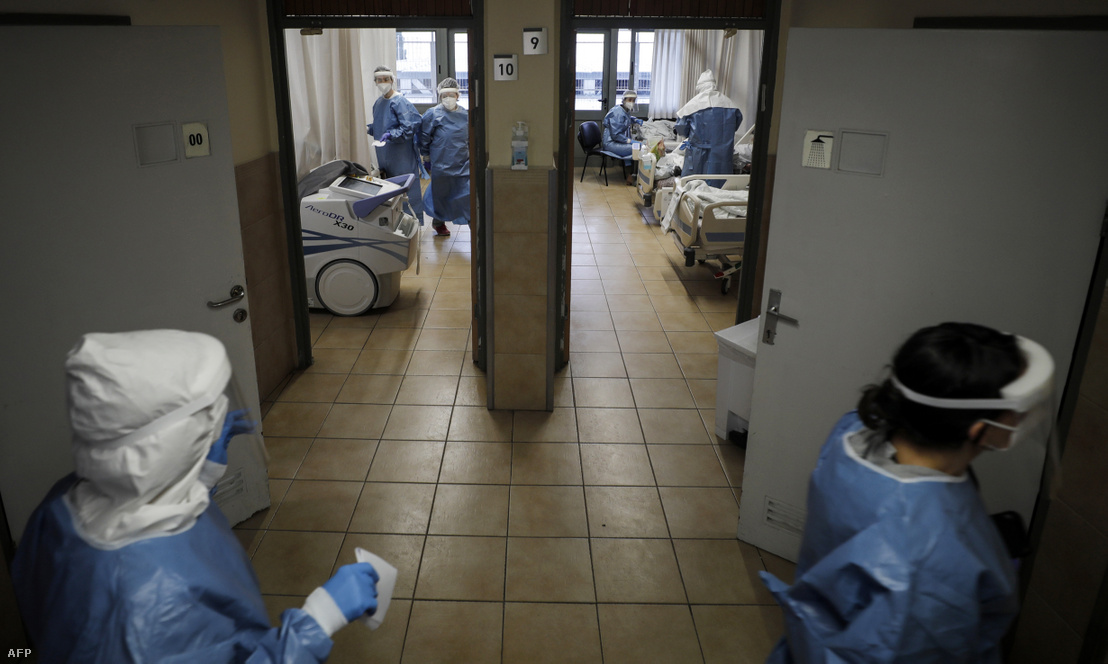 Izraeli egészségügyi dolgozók a koronavírussal fertőzött betegeket ápolják Safed városában 2022. február 6-án