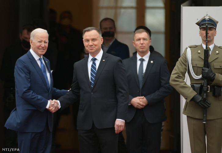 Andrzej Duda lengyel elnök (j3) Joe Biden amerikai elnököt fogadja a varsói elnöki palotában 2022. március 26-án