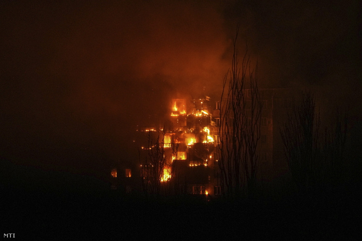 Lángoló lakóház egy orosz légitámadást követően a dél-ukrajnai Mariupolban 2022. március 11-én