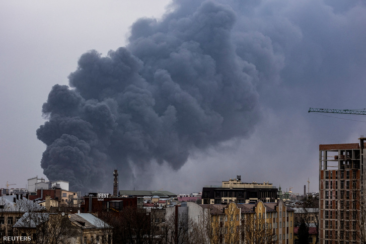 Füst száll fel egy légicsapást követően Lvivben, Ukrajnában 2022. március 26-án