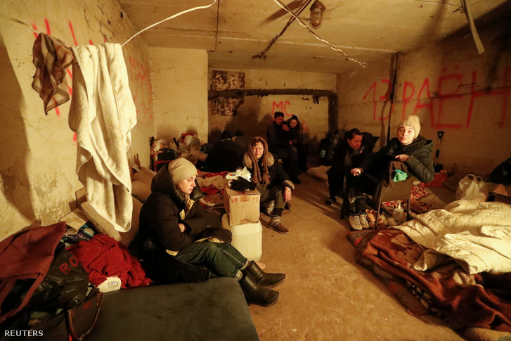 Emberek egy lakóház pincéjében tartózkodnak Mariupolban 2022. március 25-én