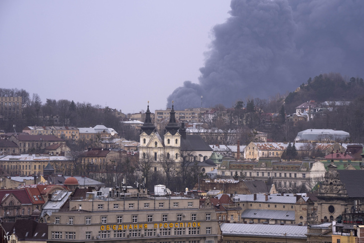 Sűrű fekete füst száll a magasba egy orosz légicsapást követően a nyugat-ukrajnai Lvivben 2022. március 26-án