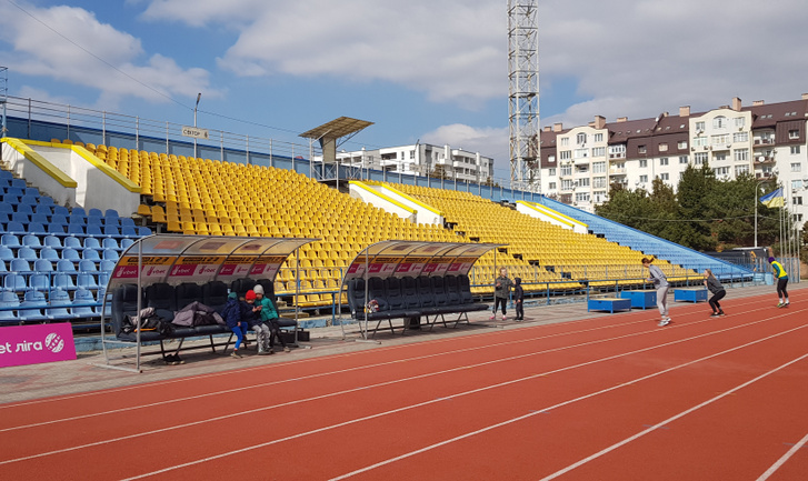Az Avangard Stadion Ungváron, ukrán nemzeti színű ülésekkel