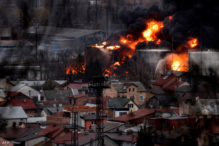 Sűrű, fekete füst száll a magasba egy orosz légicsapást követően a nyugat-ukrajnai Lvivben 2022. március 26-án