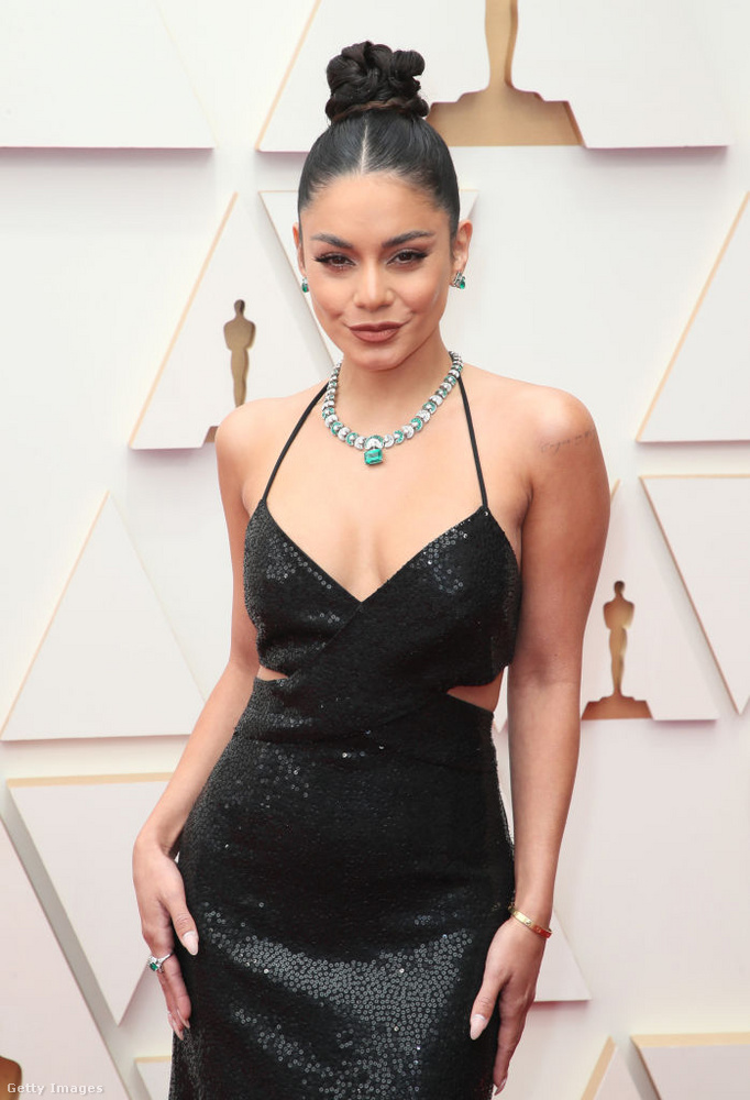 Vanessa Hudgens egy fekete estélyiben jelent meg a gálán.