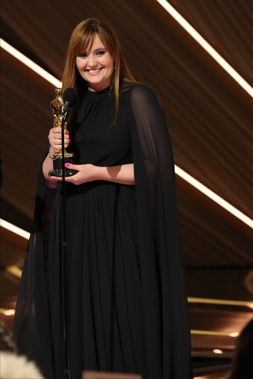 Sipos Zsuzsanna az Oscar-díjával a kezében.