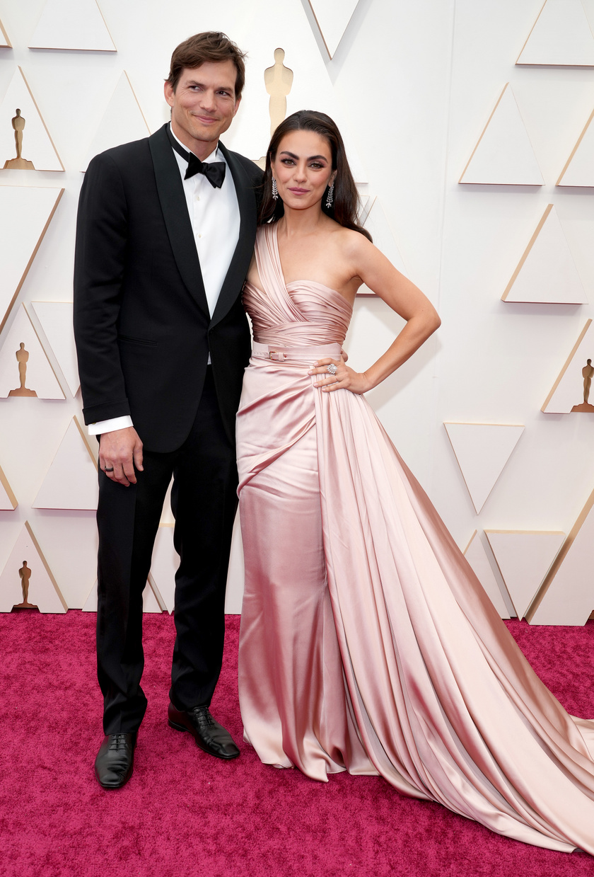 Mila Kunis és Ashton Kutcher volt az egyik legszebb sztárpár az idei Oscar-gálán. A színésznő istennőként festett ebben a Zuhair Murad kreációban.
