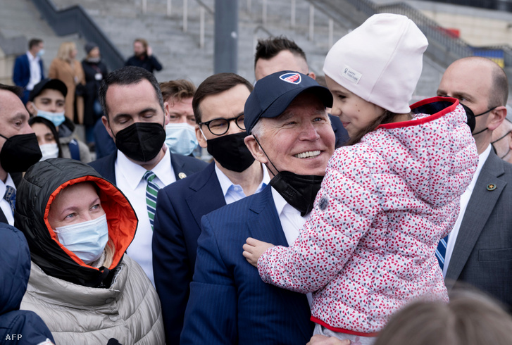 Joe Biden amerikai elnök és Mateusz Morawiecki lengyel miniszterelnök ukrán menekültekkel találkoztak a varsói Narodowy Stadionban 2022. március 26-án