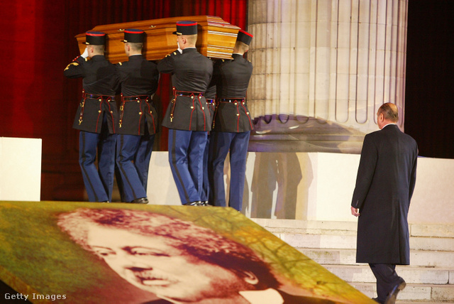 Chirac francia elnök az újratemetésen 2002-ben