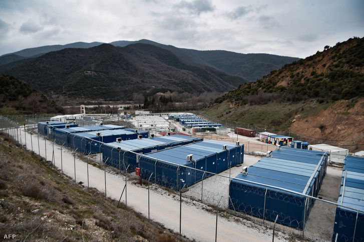A görög hatóságok mintegy 720, éjszakázni vágyó ukrajnai menekült befogadására alkalmas tábort készítenek elő 2022. március 7-én