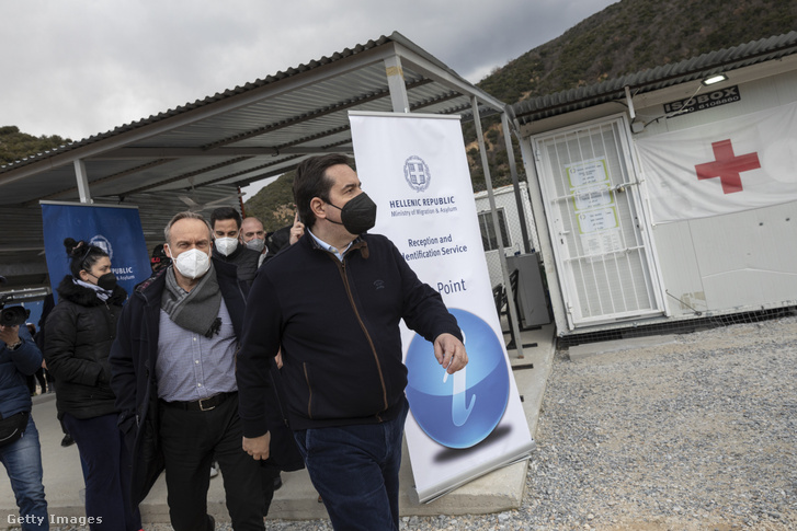 Nótisz Mitarákisz meglátogatja a görög-bolgár határon található tranzit menekülttábort a görögországi Széreszben 2022. március 11-én