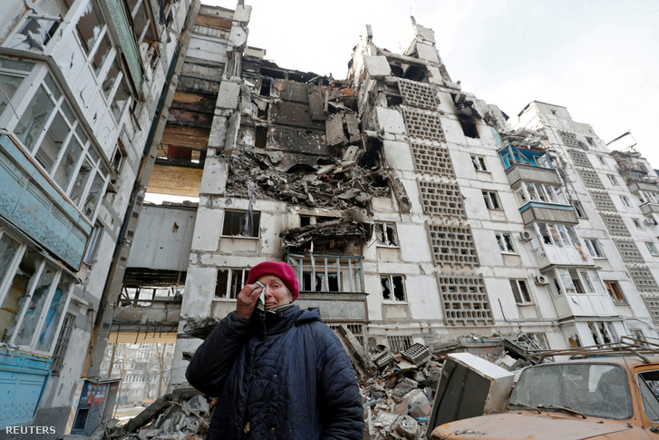 Mariupoli nő rakétatámadásban megsérült lakása előtt 2022. március 27-én