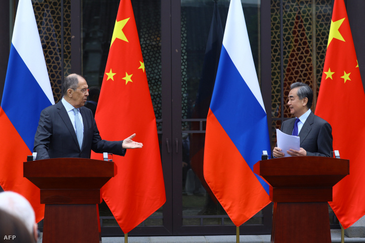 Szergej Lavrov orosz külügyminiszter és Vang Ji kínai külügyminiszter közös sajtótájékoztatót tart 2021. március 23-án a kínai Guilinben