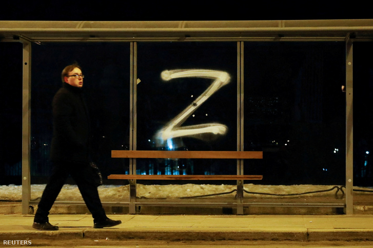 Egy buszmegállóra festett Z szimbólum Szentpétervárott 2022. március 4-én