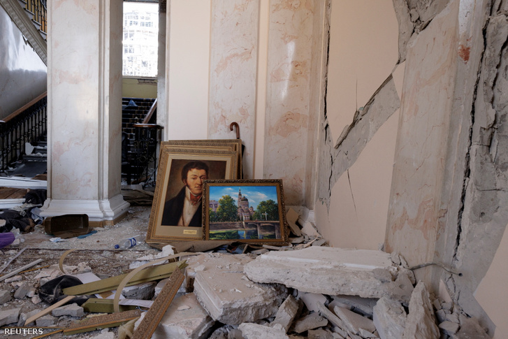 Festmények állnak egy épület folyosóján, amely súlyosan megsérült Harkivban