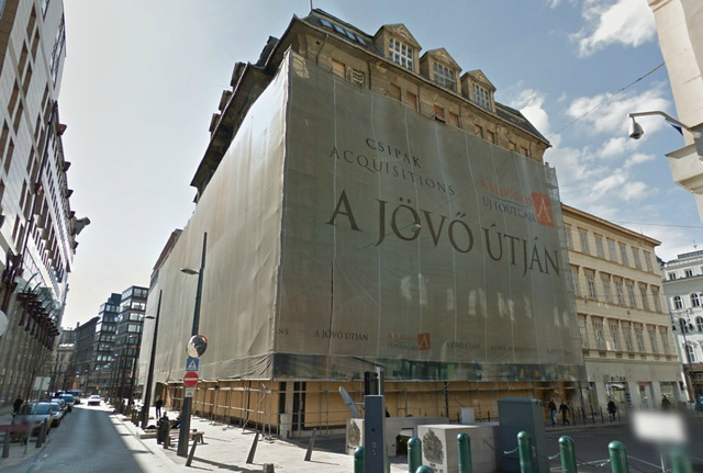 A védőhálóval borított épület a Google utcatérképén