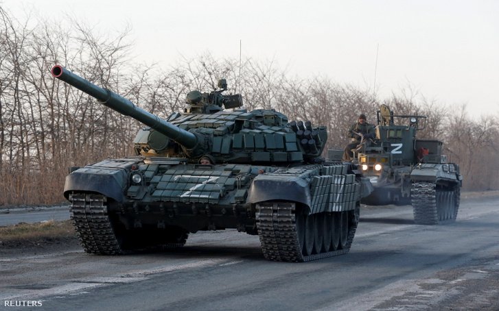 Orosz tankok haladnak a déli Mariupol kikötővárosba vezető úton, Ukrajnában 2022. március 28-án