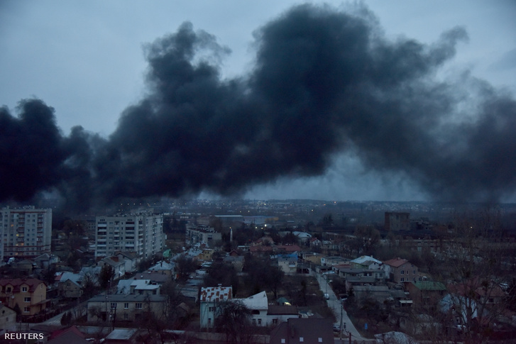 Egy légicsapás után füst terjed Lviv felett, Ukrajnában 2022. március 26-án