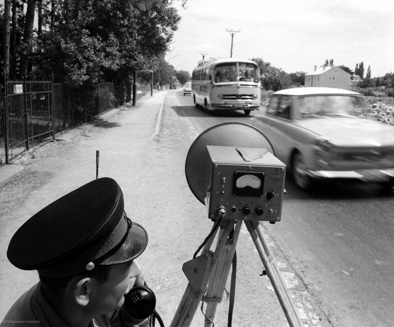 Veszprém megye, 1965. július 29. Buckó György törzsőrmester telefonon ad jelentést a sebességkorlátozást megszegő gépkocsiról. A balatoni üdülőtelepeken - a gyalogosok védelmében a gépkocsik sebességét 40 km/h-ra maximálták. Az új szabályzat megtartása érdekében a közlekedési rendészet - radarkészülék segítségével - fokozottan ellenőrzi a balatoni üdülőtelepek gépkocsiforgalmát Veszprém megyében.
