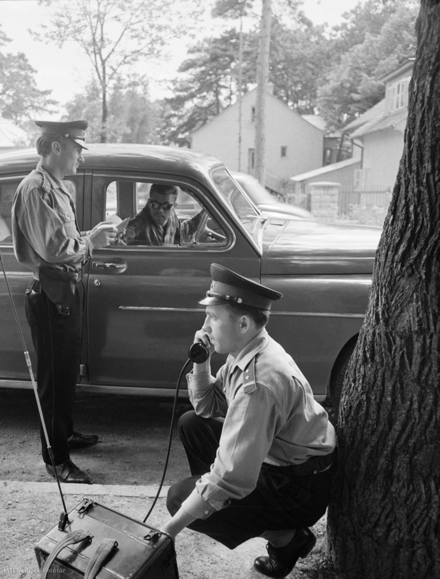 Magyarország, 1965. július 29. A rendőrök megbírságolják a sebességkorlátozást túllépő autóst, akinek szabálysértéséről rádiótelefonon értesülnek, a pár száz méterrel korábban, a közúti sebességmérő műszer (traffipax) segítségével történt mérés alapján. A felvétel készítésének pontos helye ismeretlen.