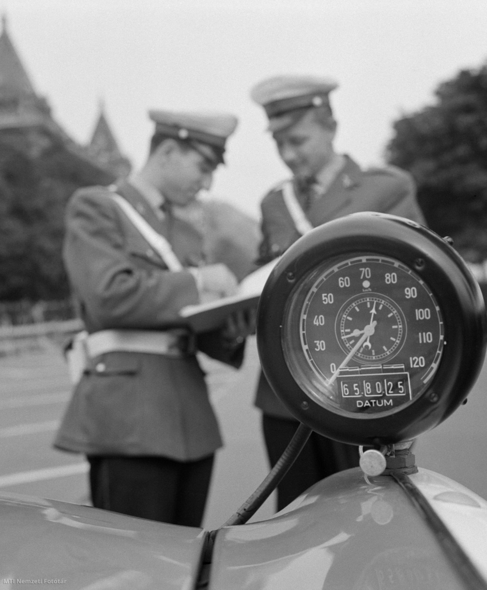 Budapest, 1965. augusztus 27. Rendőrautó elejére szerelt Traffipax berendezés kijelző műszere. Fényképezőgépekkel kombinált közúti sebességmérő műszert (traffipax) használ a Közlekedésrendészet közúti ellenőrző csoportja a közúti közlekedés ellenőrzésénél a Műegyetem rakparton.