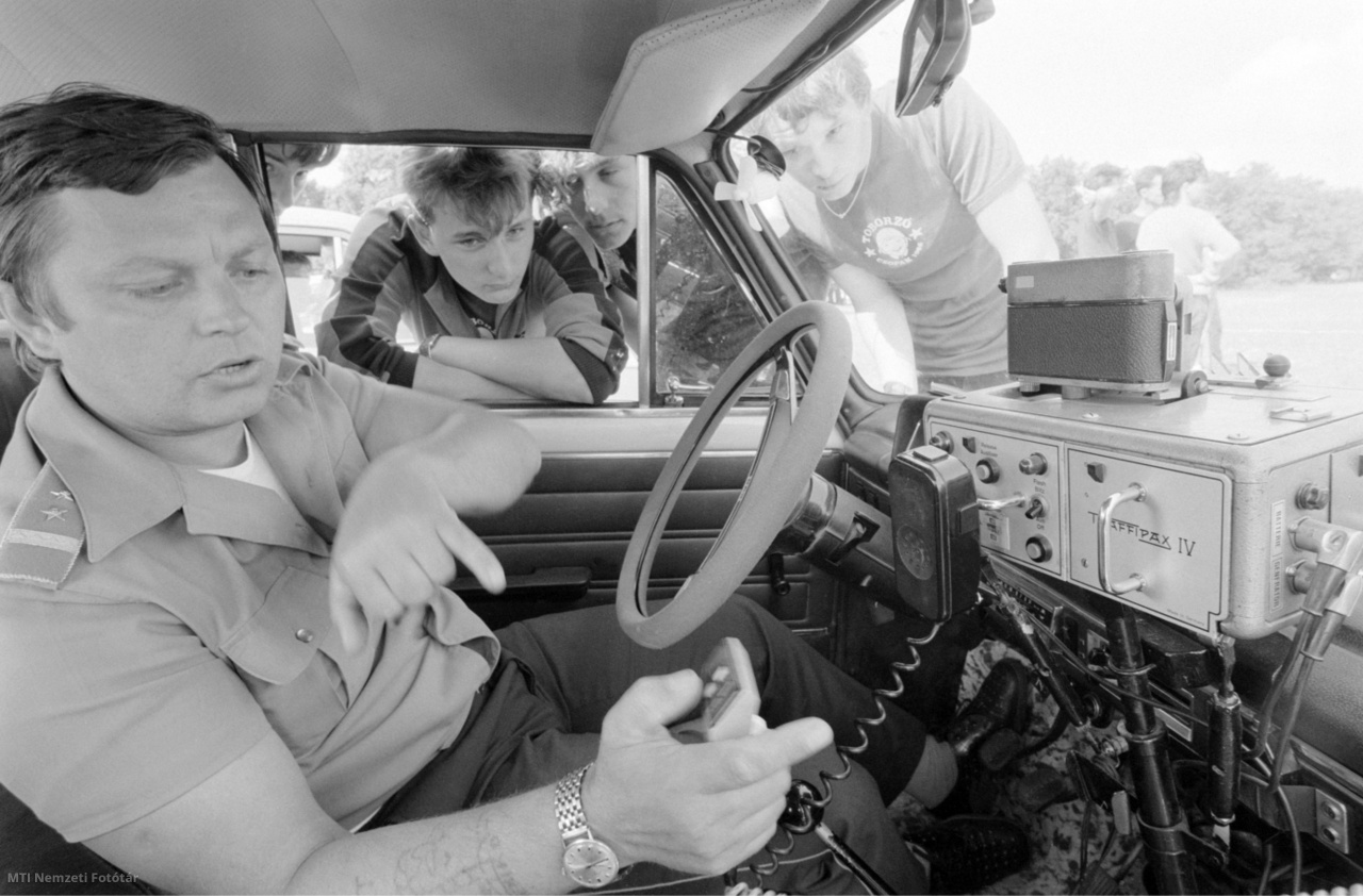 Csopak, 1986. július 8. A sebességmérő radarral (traffipax) felszerelt gépkocsival ismerkednek a résztvevők a belügyi pályára irányító táborban Csopakon, ahol a rendőri és határőri hivatás iránt érdeklődő fiatalok táboroznak. A rendőr törzsőrmester a TraffipaxMesta 204 (Traffipax IV) berendezés működését ismerteti. Magyarországra a TraffipaxMesta 204 DD típusú sebességmérő radar 1972-ben került az országba, az üzembe helyezésük 1973-ban történt meg. Ettől kezdve nevezik a sebességmérő berendezéseket általános néven traffipaxnak. Ezek a készülékek német gyártmányúak és kb. 30 évig működtek.