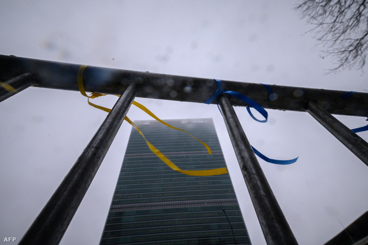 Ukrán zászló színű szalagok az Egyesült Nemzetek Szervezete (ENSZ) épülete előtti kerítéshez kötve New Yorkban 2022. március 24-én