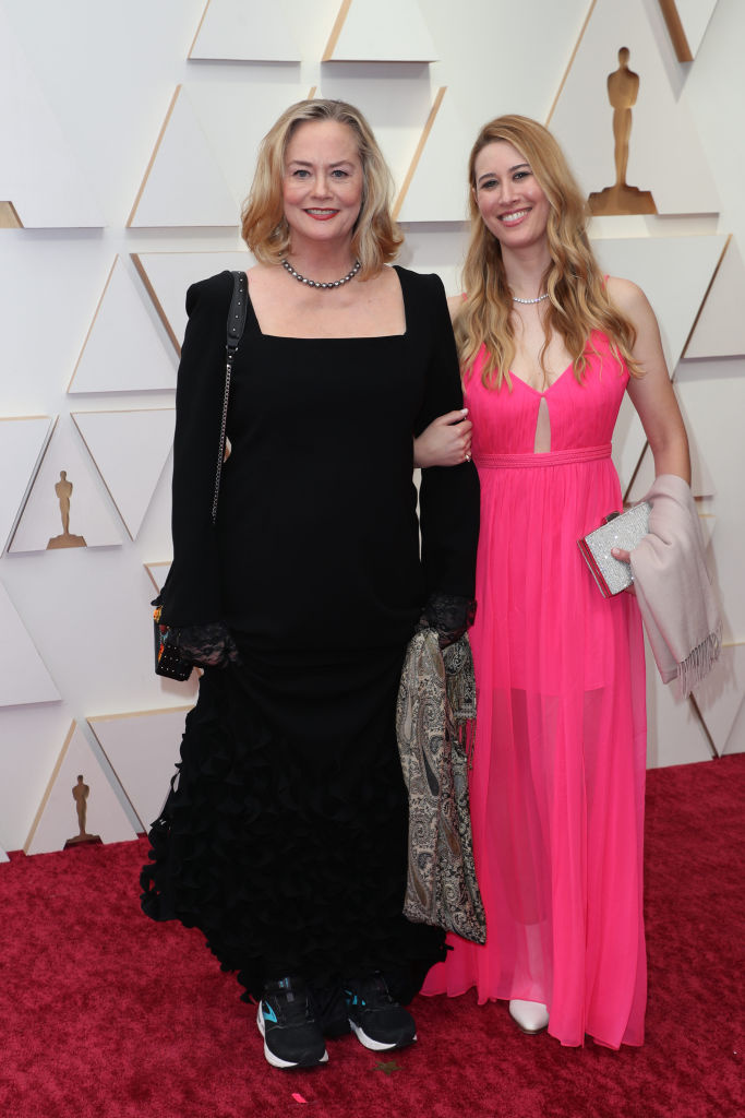 Cybill Shepherd a vörös szőnyegen lányával, Ariellel a 94. Oscar-gálán.