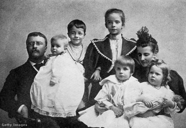 A Roosevelt család az 1890-es évek közepén: jobbról a második a 11-12 éves Alice