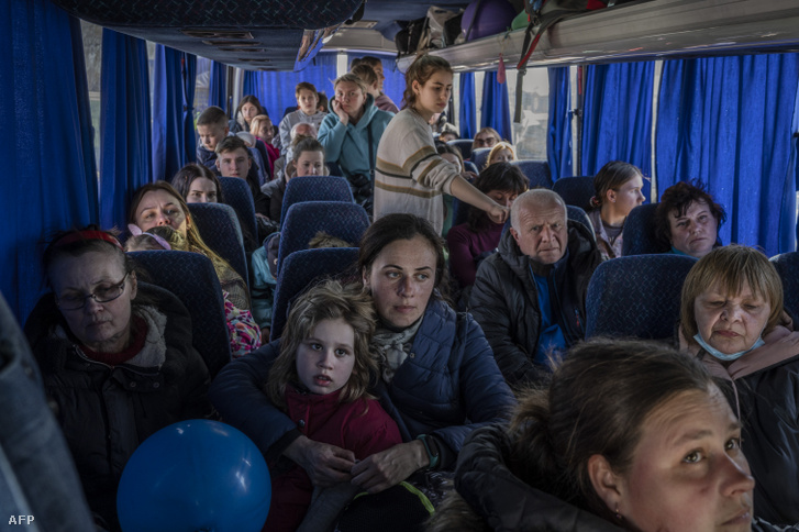 Az orosz-ukrán háború elől Ukrajnából menekülő emberek Medyka határátkelőnél, Lengyelországban 2022. március 28-án