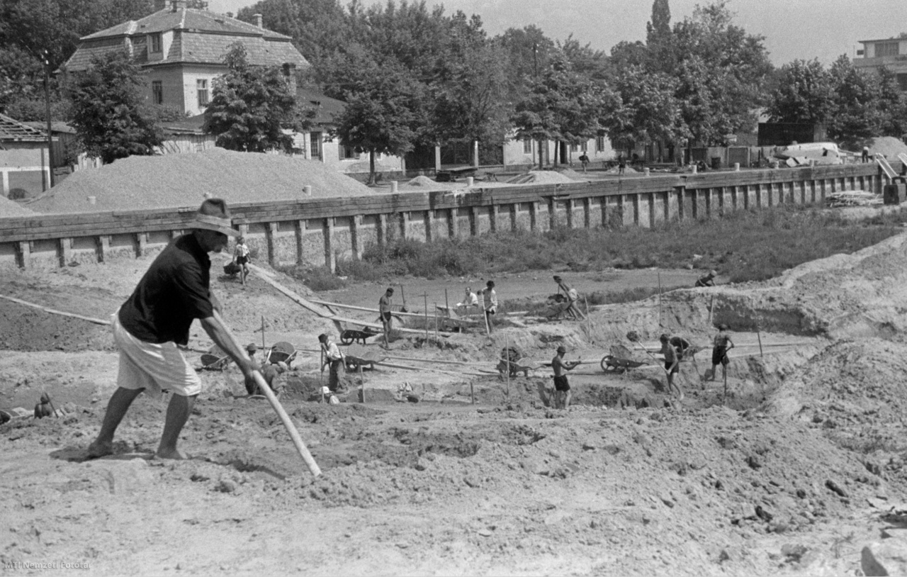 Somogy megye, 1947. május 29. A német csapatok által felrobbantott Sió-csatorna teljes hosszában tartanak a mederkibővítő munkálatok, és készülnek a kapcsolódó közművek, hogy a munka befejezése után megtörténhessen a Balaton vizének részleges leeresztése. A Sió-csatorna újjáépítési munkálatai hozzávetőleg 5-6 millió forintba kerülnek.