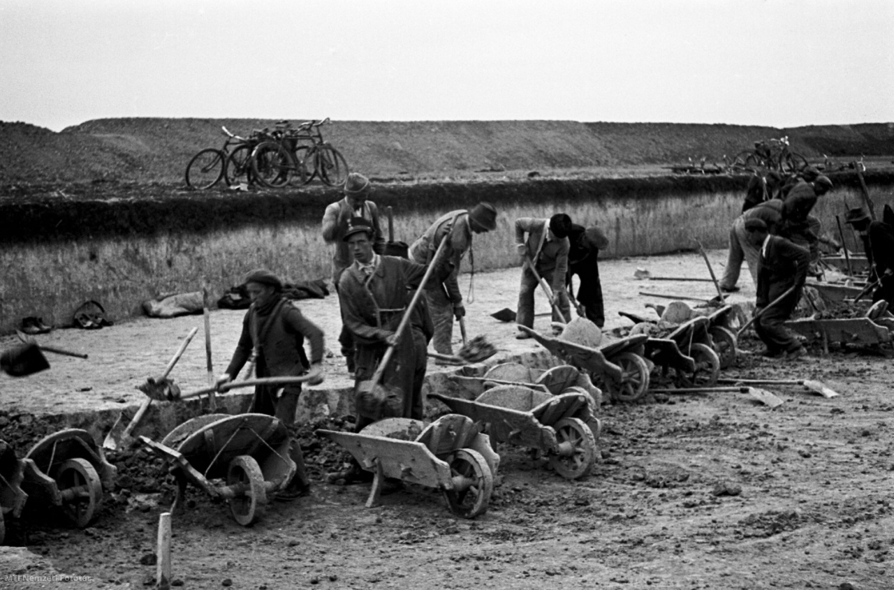 Szolnok, 1947. október 28. Kubikosok dolgoznak a Zagyva folyó szabályozásánál, a munka fő eszköze a kubikostalicska. A háttérben a kubikosok által használt kerékpárok (a talicskákat a munka időtartama alatt a munkaterületen hagyták).