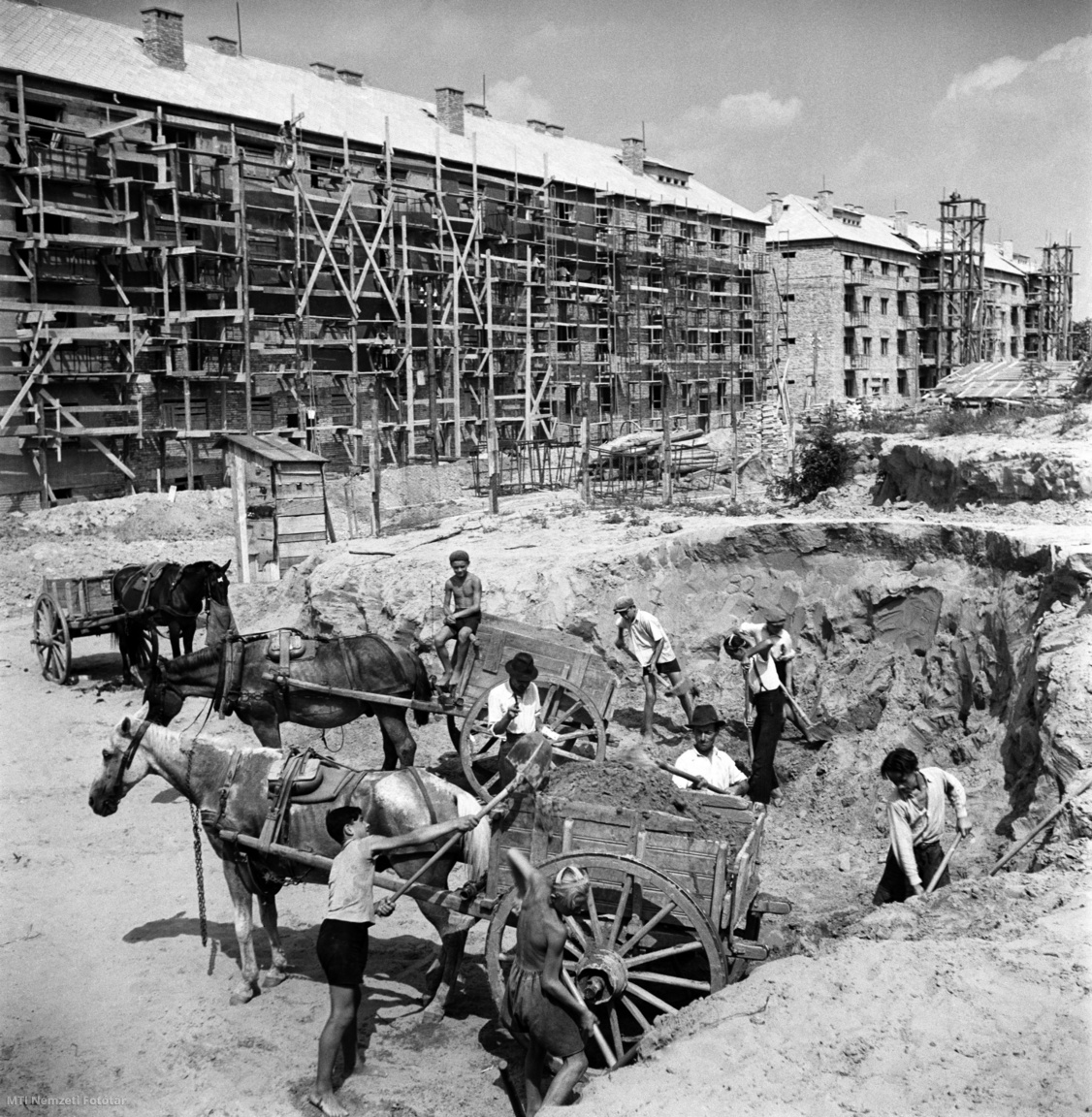 Szigetszentmiklós, 1951. július 31. Kubikosok egy új lakóház építésénél.