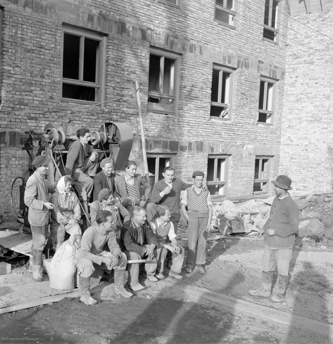 Budapest, 1952. október 16. Kovjakov Igor kubikosbrigádja gyűlést tart a Magyar Távirati Iroda (MTI) székházának építkezésén, hogy november 7., a nagy októberi szocialista forradalom tiszteletére felajánlják, a négyezer négyzetméter aljzatbetonozási munkát 200 órával rövidebb idő alatt végzik el.