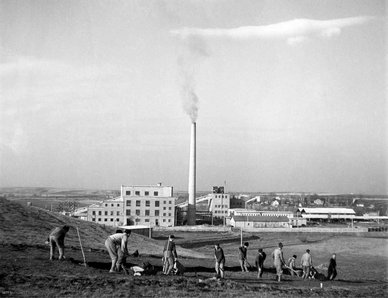 Hidas, 1957. december 19. Szira Mihály kubikos és brigádja meddő és salakrakodó siklópályát épít a Hidasi Brikettgyár területén. Az új gyár a hidasi kis fűtőértékű lignitből gyárt brikettet.