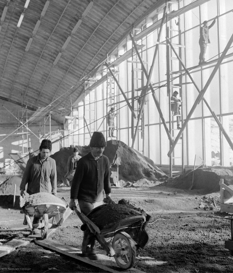 Budapest, 1960. január 21. Építőmunkások, kubikosok dolgoznak a Budapest Vasas Pasaréti úti teniszstadion új, 700, de egyes rendezvényeken 2000 nézőt is befogadó csarnokának építésén.