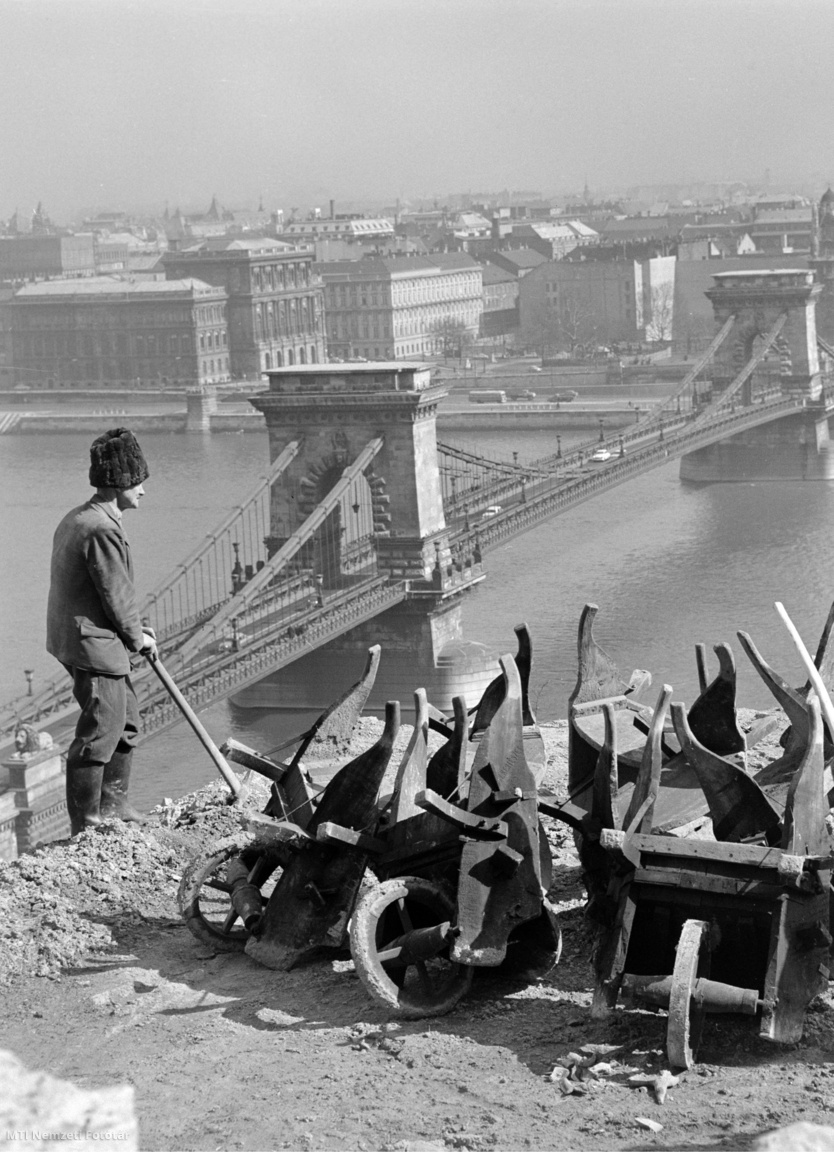 Budapest, 1968. március 14. A Fővárosi Kertészet kubikosai a vároldal dunai részén végeznek földmunkákat, parkosítást. A háttérben a Duna a Lánchíddal.