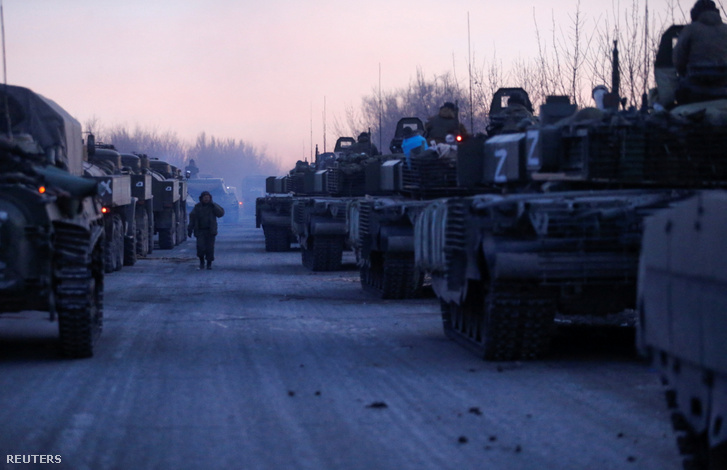 Orosz tankok haladnak el a déli Mariupol kikötővárosba vezető úton, Ukrajnában 2022. március 28-án