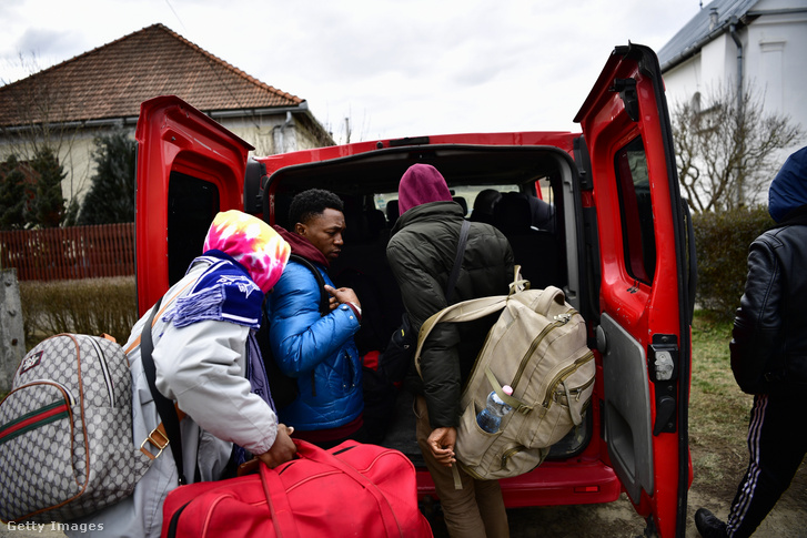 Nigériai diákok bepakolják csomagjaikat az autóba Vásárosnaményban, Magyarországon 2022. március 5-én