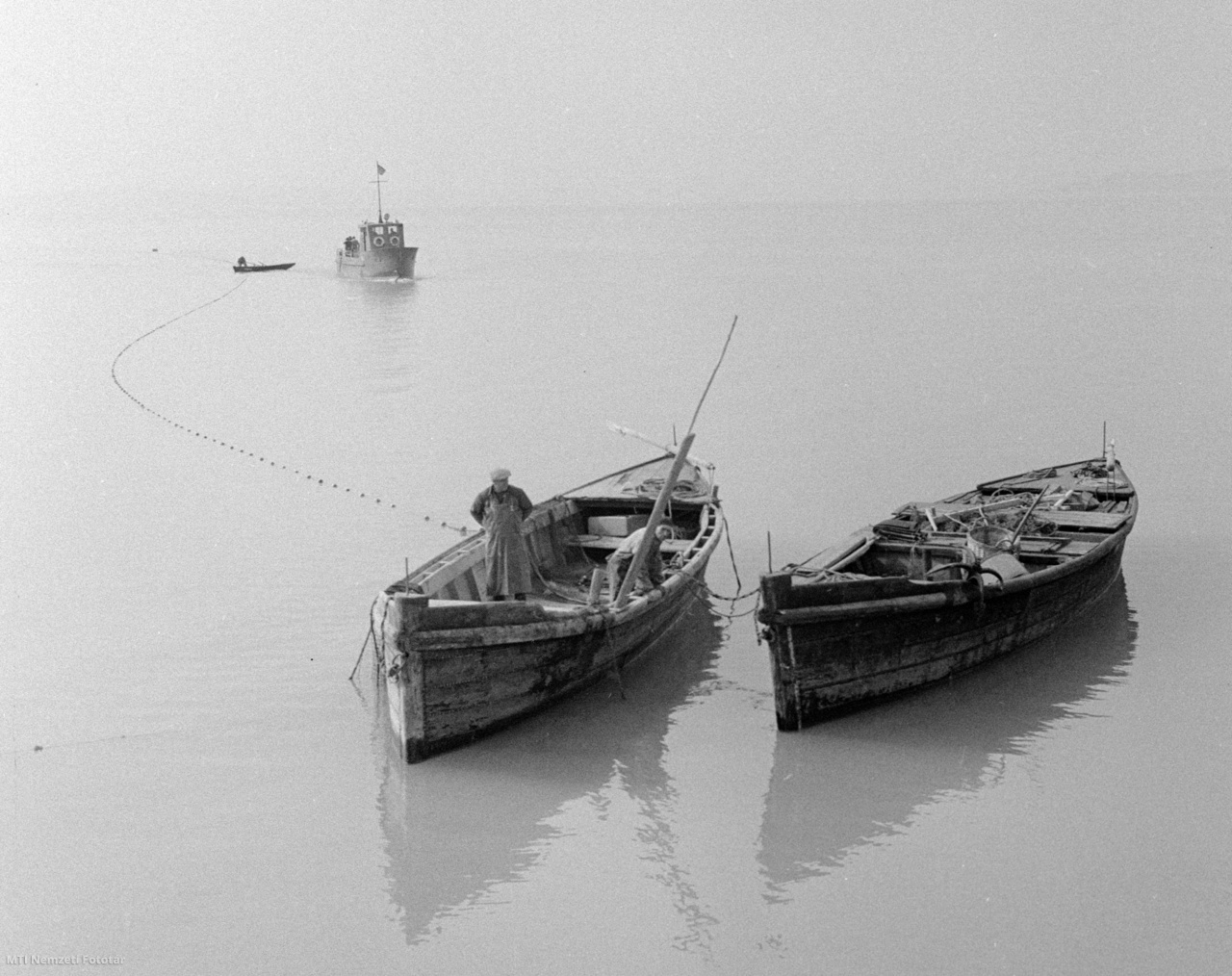 Balaton, 1963. április 19. A Balatoni Halászati Vállalat halászai dolgoznak a tavon.