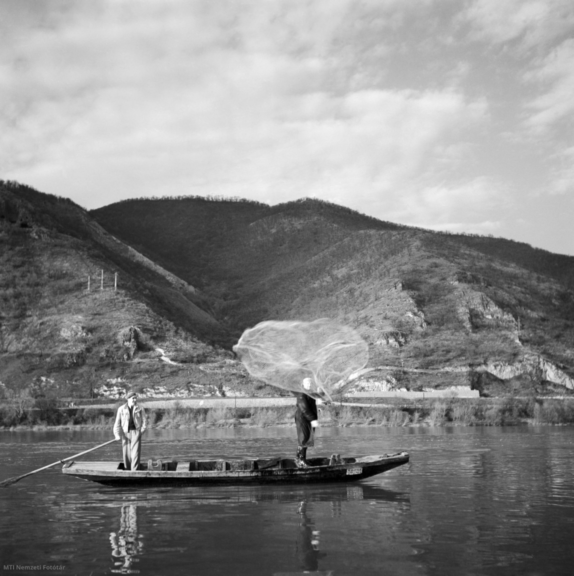 Dömös, 1955. április 29. Vetőhálós halászat a Dunakanyarban Dömösnél.
