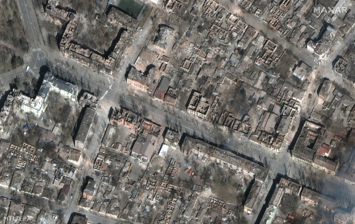 A Maxar Technologies által közreadott műholdfelvétel megsemmisült lakóépületekrõl a dél-ukrajnai Mariupolban 2022. március 29-én